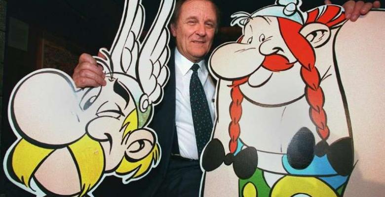 El dibujante francés Albert Uderzo, entre sus dos célebres personajes, Astérix y Obélix, el 21 de enero de 1998