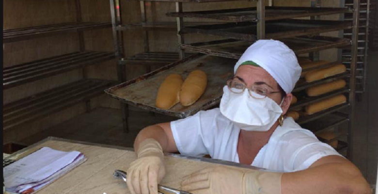 Los panaderos no paran su producción y venta a la población.