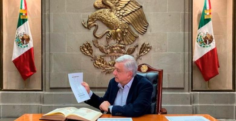 El presidente mexicano López Obrador ofreció el domingo un mensaje desde Palacio Nacional, en la Ciudad de México. Foto: EFE