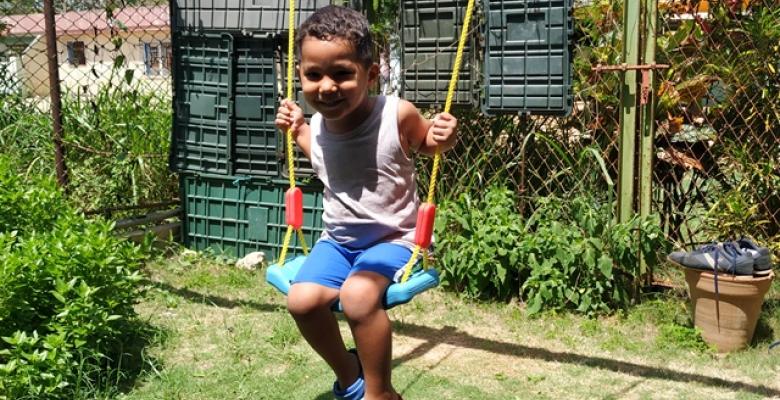 El columpio en el patio se ha convertido en una actividad de disfrute para Enzo Samuel.