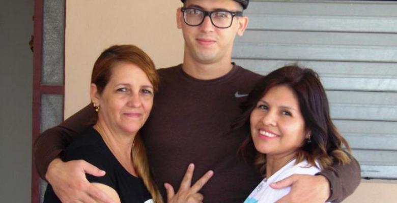 Junto a su mamá y su esposa. Foto: Freddy Pérez Cabrera / Granma