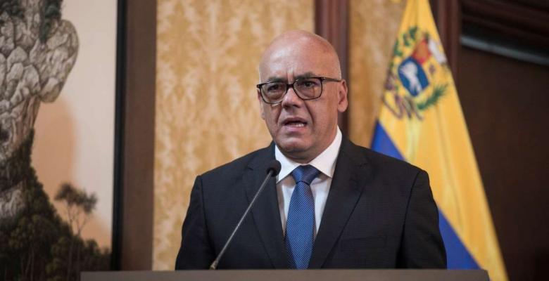 Horas antes, el ministro de Comunicación, Jorge Rodríguez, repudiaba las "infamias y amenazas" de Trump y señalaba que Venezuela estaría "presta para colaborar y cooperar para detener a los grupos de crimen organizado de la región" junto a Estados Unidos.