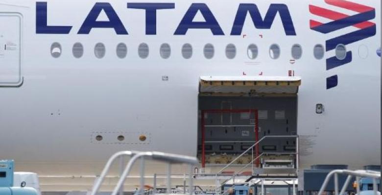 El logo de LATAM Airlines en el fuselaje de un avión Airbus en Colomiers, cerca de Toulouse, Francia, el 6 de noviembre de 2018. REUTERS