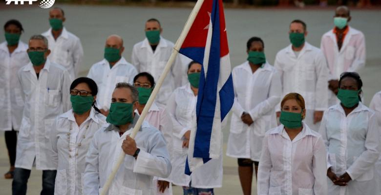 Médicos y enfermeros de la Brigada Médica Internacional cubana Henry Reeve participan en una ceremonia antes de partir a Andorra para ayudar a combatir la pandemia de coronavirus COVID-19 el 28 de marzo de 2020 en La Habana