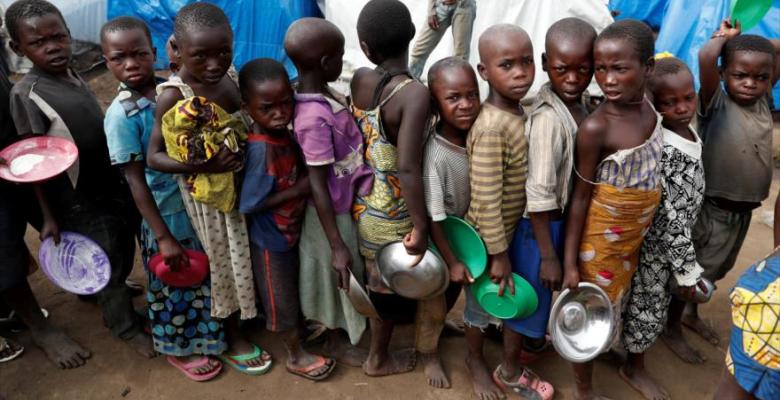 Niños desplazados esperan para recibir comida en un campo en Bunia. Foto: Reuters