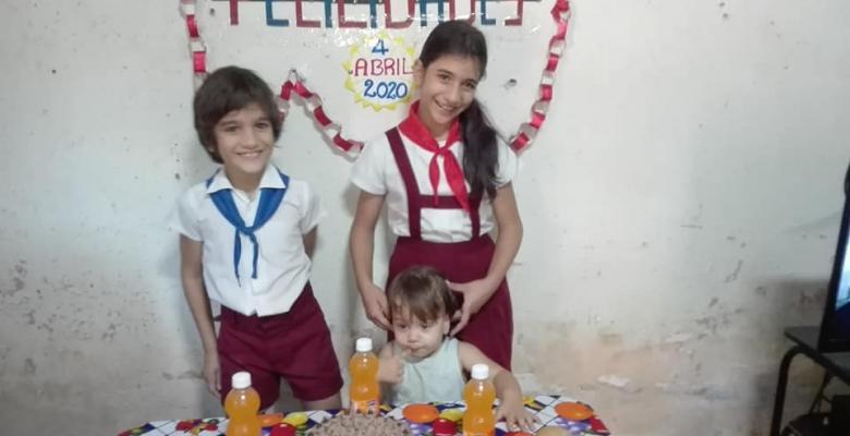 Admirable el gesto de los padres que desde sus hogares festejaron el 4 de Abril e hicieron felices a sus hijos-pioneros. Foto: Tomada del Facebook de Giusette León