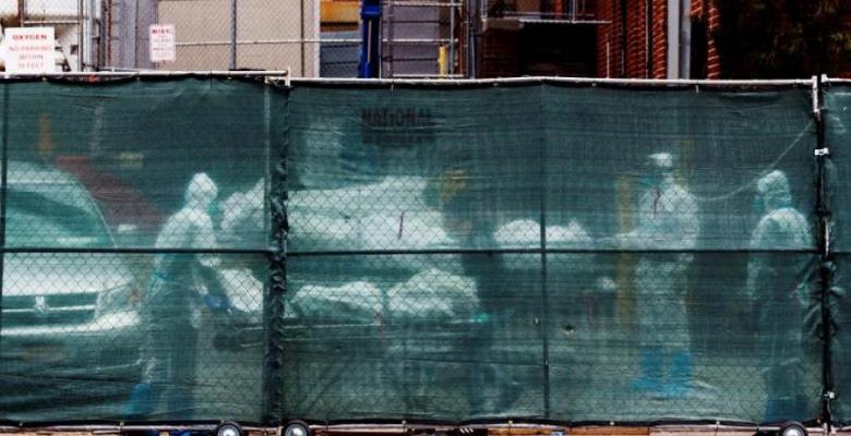 Miembros del personal sanitario trasladan los cuerpos de víctimas del coronavirus en Nueva York (Estados Unidos). EFE/ Justin Lane