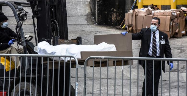 En Nueva York han recurrido al uso de montacargas o mini grúas para mover a sus pacientes muertos a plena luz del día en medio de la creciente pandemia de coronavirus. Foto: El Diario