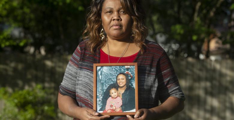 Cassandra Rollins perdió a su hija Shalondra, maestra asistente de educación especial y madre de dos hijas adolescentes.