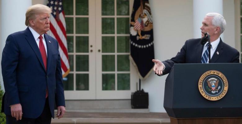 El vicepresidente de EE.UU., Mike Pence (dcha.), y el presidente Donald Trump en una rueda de prensa en la Casa Blanca, 29 de marzo de 2020. (Foto: AFP)