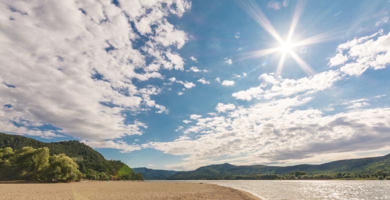 En condiciones similares a las de un mediodía del solsticio de verano en el Mediterráneo, un 90% de virus muere cada 6,8 minutos. Foto: Pixabay.