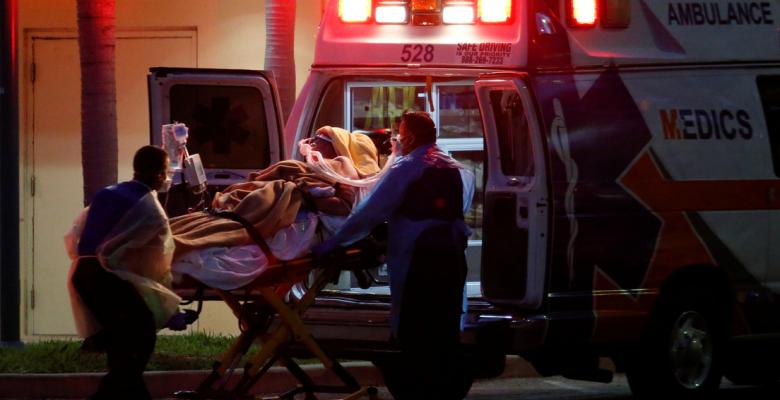 EE.UU. se convierte en el primer país del mundo en reportar más de 1.000 muertes por covid-19 en un solo día Personal de salud traslada a un paciente con coronavirus en Florida, EE.UU., el 2 de abril de 2020. Foto: Reuters