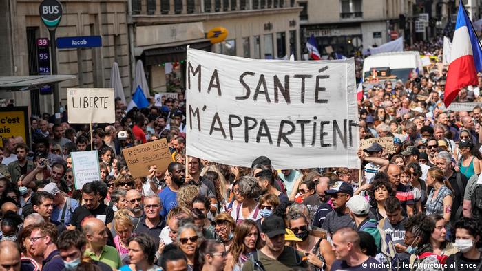 Manifestaciones en Francia en contra de la vacunación anticovid-19 / Foto: DW