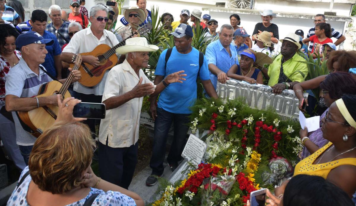  Tumba del sonero mayor de Cuba, Benny Moré, declarada Monumento Nacional, ha sido sitio de veneración, en su rincón querido, Santa Isabel de las Lajas, en la provincia de Cienfuegos.