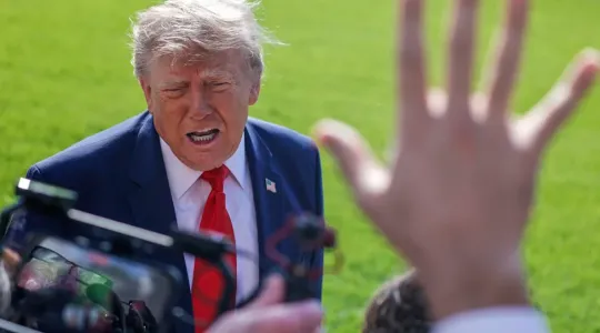Trump vuelve a insultar a una periodista: "Eres una horrible reporterilla"