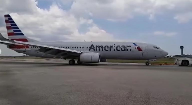 Avión de American Airline sufre accidente con ave