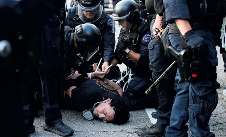 Redadas contra inmigrantes evidencia el abuso policial.