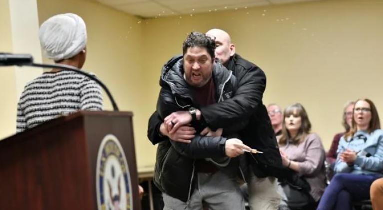 Un hombre roció con líquido a la congresista demócrata de origen somalí Ilhan Omar 