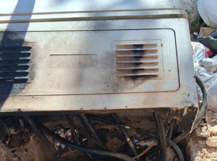 Gabinete de telefonía destruido por la quema de basura
