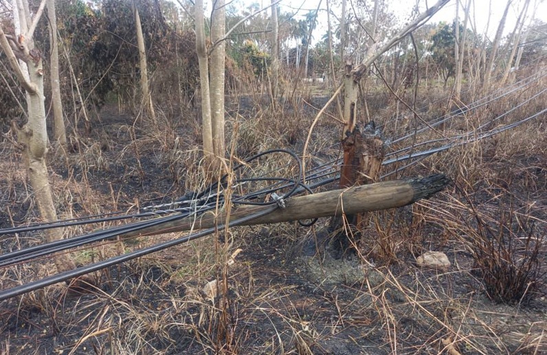 Cables y postes quemados en el Guatao por la incineración de basura