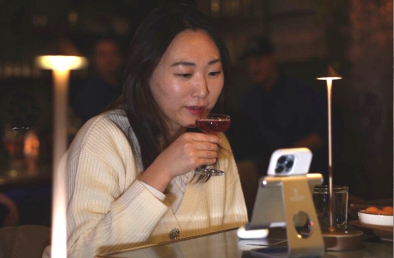 Joven en una cita con avatar de IA