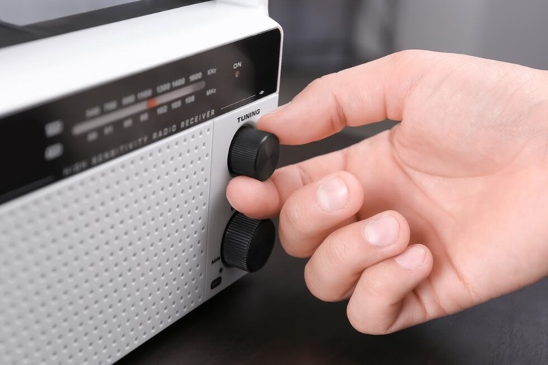 mano subiendo volumen de radio mano subiendo volumen de radio