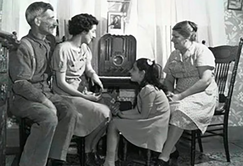 Familia de inicios del siglo XX oyendo radio Familia de inicios del siglo XX oyendo radio