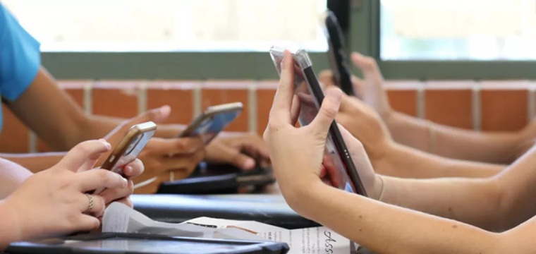 varias manos jóvenes con celulares varias manos jóvenes con celulares