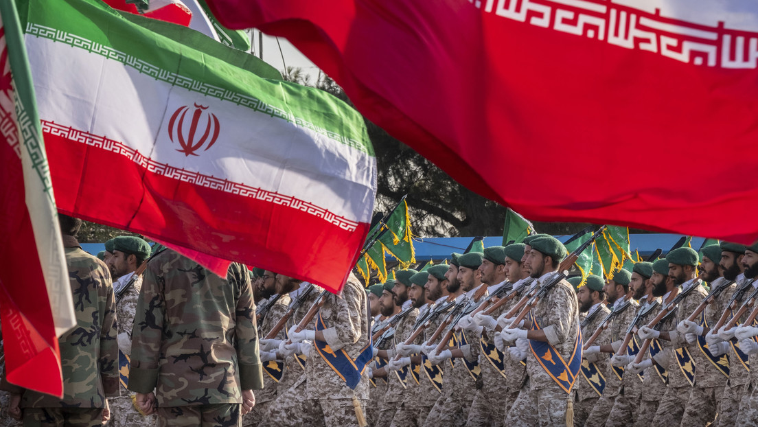 El cuerpo militar del CGRI marchando bajo banderas iraníes. Foto: NurPhoto / Contributor / Gettyimages.ru El cuerpo militar del CGRI marchando bajo banderas iraníes. Foto: NurPhoto / Contributor / Gettyimages.ru
