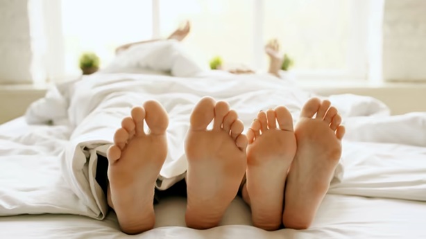 Pies de pareja humana acostaba boca arriba