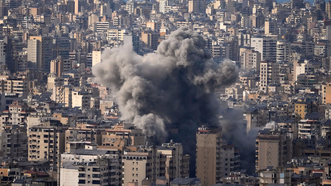 Humo se eleva tras un ataque aéreo israelí en Beirut. Foto: Hussein Malla / AP