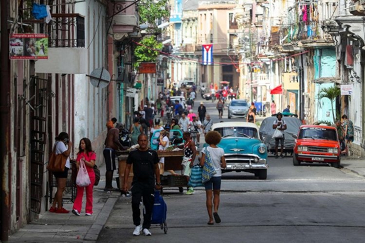 Cubanos en la calle