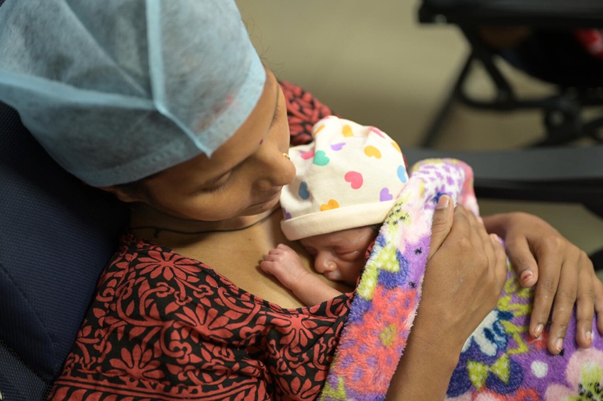 Madre cargando a su bebé