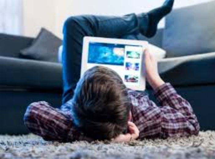 Joven de la generación Z con su tablet