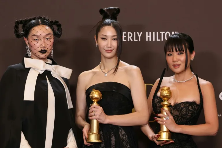 Las cantantes Audrey Nuna, EJAE y Rei Ami, del equipo de la película "Las guerreras k-pop" posan en la gala de los Globo de Oro el 11 de enero de 2026 en Beverly Hills