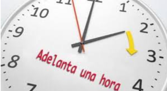Reloj con una hora de adelanto para annciar horario de verano Reloj con una hora de adelanto para annciar horario de verano