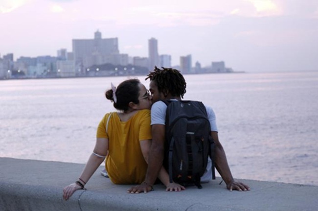 Pareja en el Malecón de La Habana