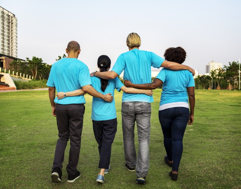 Grupo de jóvenes paseando abrazados
