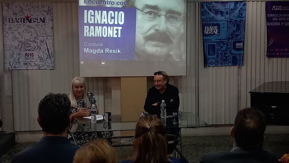 Periodista franco español Ignacio Ramonet, en el capitalino Pabellón Cuba. Periodista franco español Ignacio Ramonet, en el capitalino Pabellón Cuba.