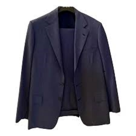 Traje oscuro de hombre.