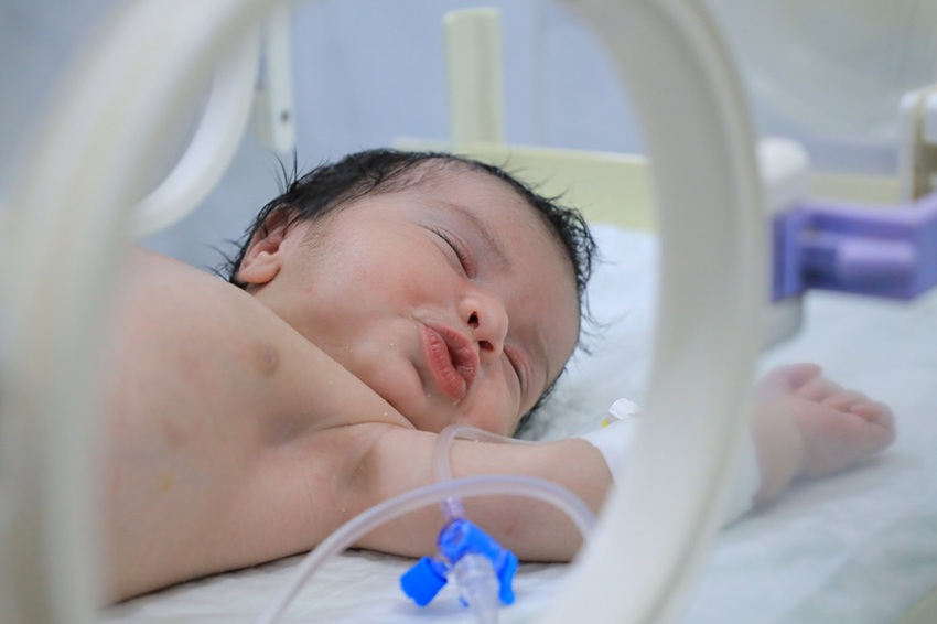 Bebé en incubadora