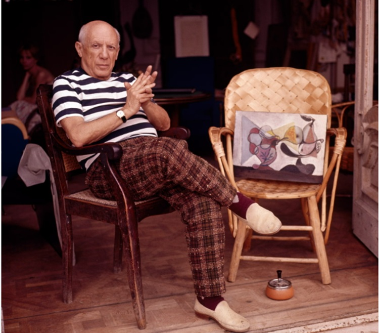 Pablo Picasso junto a una de sus obras Pablo Picasso junto a una de sus obras