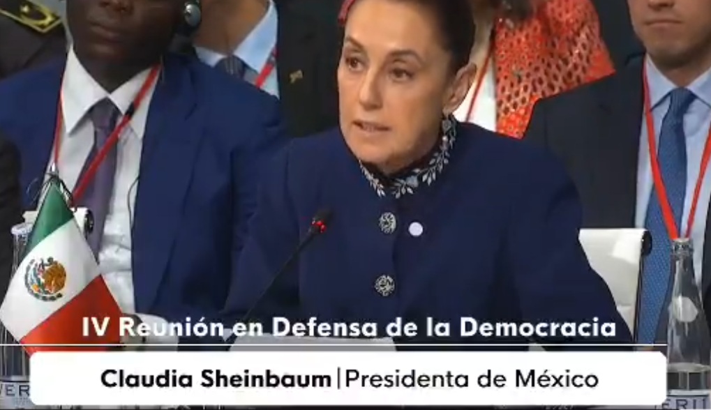 Presidenta de México, Claudia Sheinbaum, pronunciándose en la Cumbre en Defensa de la Democracia