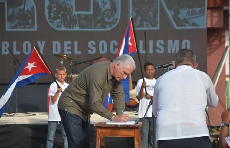 Con la rúbrica de Miguel Díaz-Canel, en Playa Girón, inicia el movimiento popular Mi firma por la Patria 