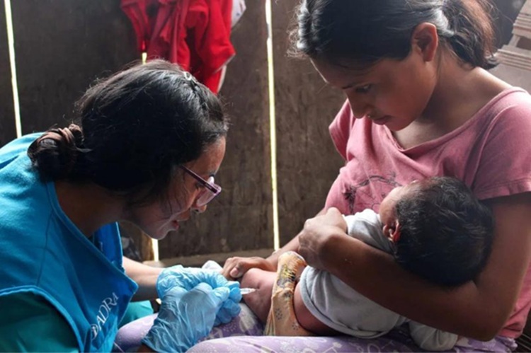 joven latinoamericana con bebé en brazos