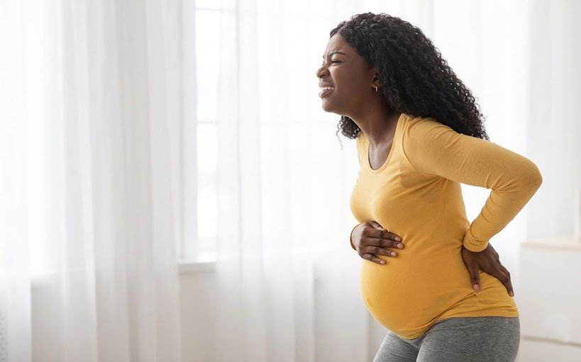 Mujer latina con dolores de parto