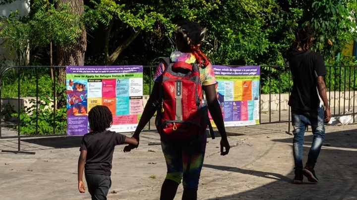 Mujer migrante con su hijito