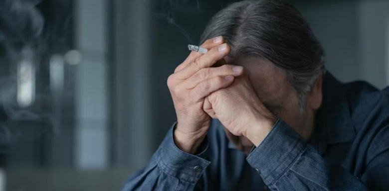 persona deprimida con la cabeza entre las manos persona deprimida con la cabeza entre las manos