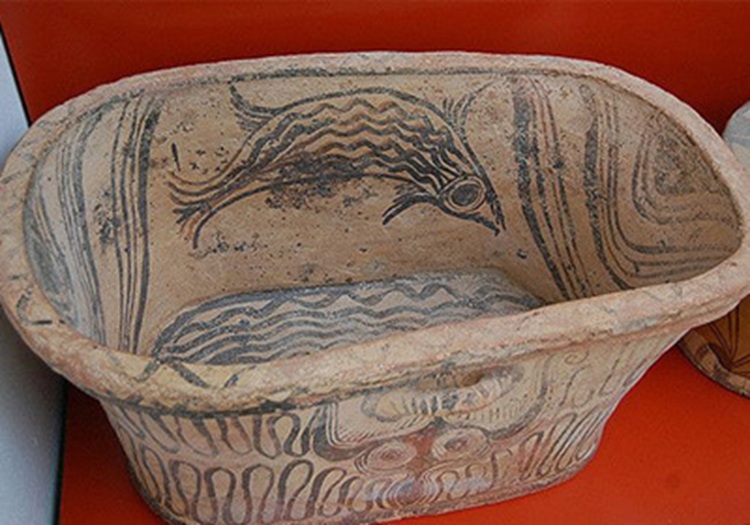 En la isla de Creta, el palacio minoico de Cnosos, de hace unos 1700 a.C, utilizaba bañeras de cerámica, además del primer inodoro con descarga del mundo