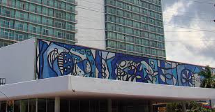 En la fachada del hotel Habana Libre podía apreciarse este hermoso mural diseñado por Amelia Peláez. En la fachada del hotel Habana Libre podía apreciarse este hermoso mural diseñado por Amelia Peláez.